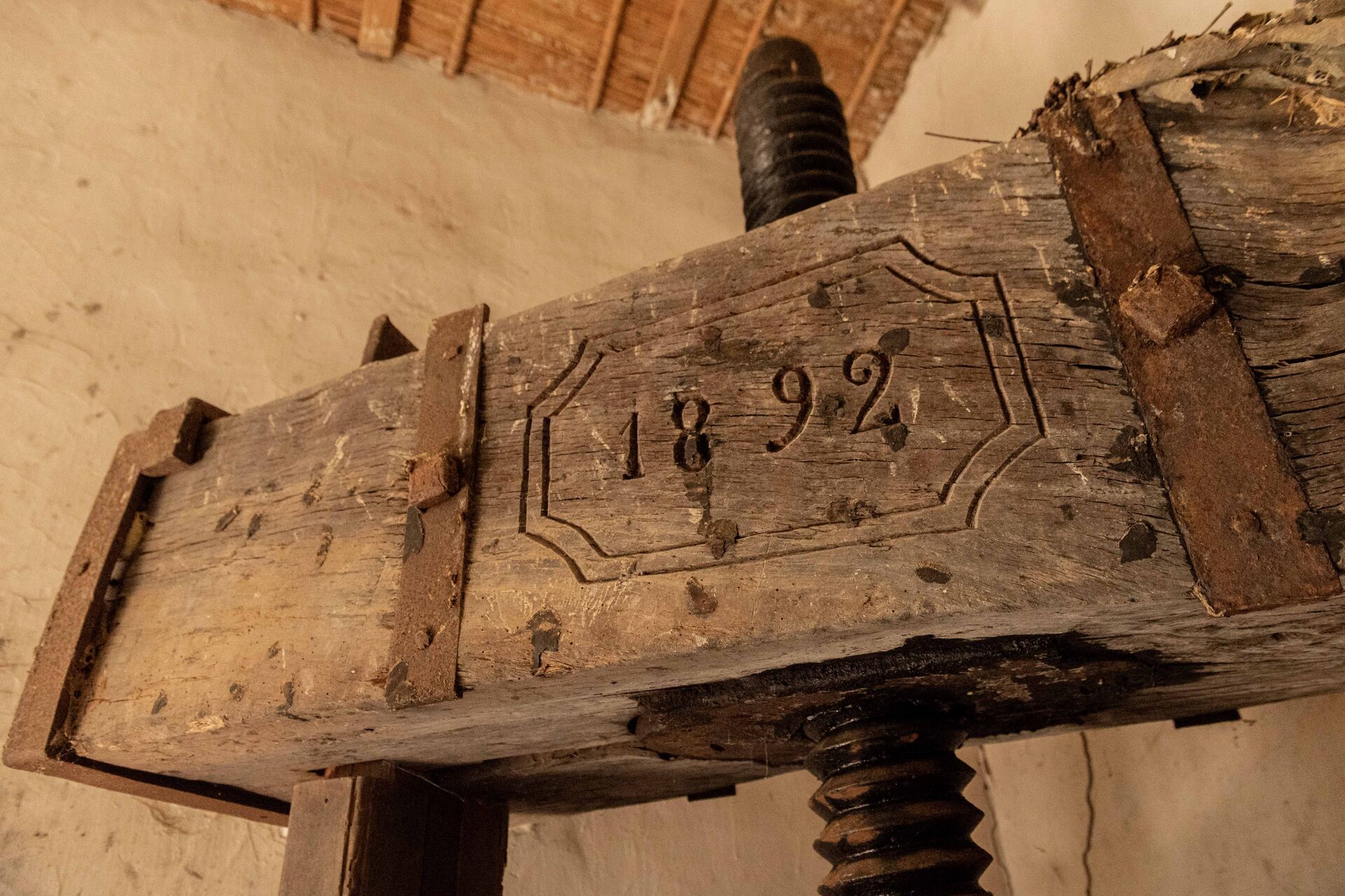 Trave del torchio storico con l'anno 1892 inciso